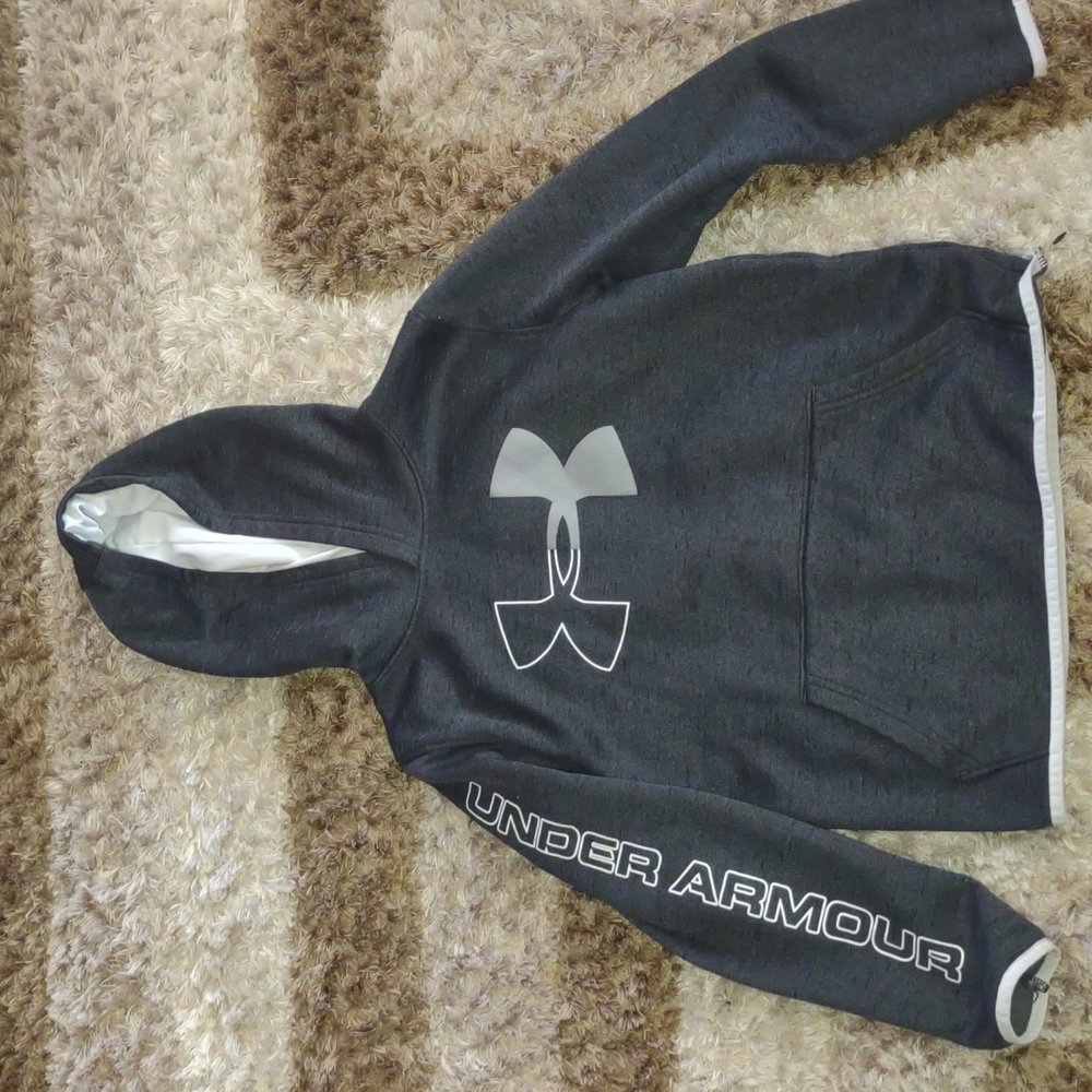 Boys Under Armour hooded sweatshirt size M